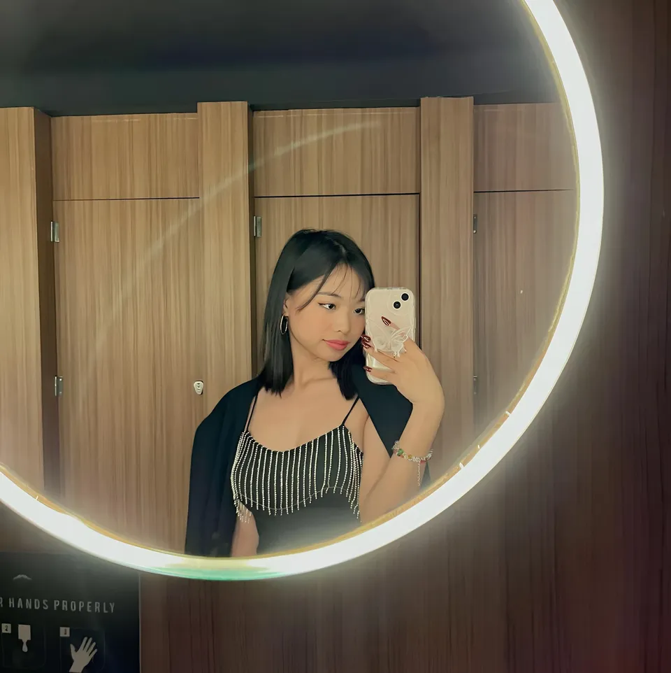 Beri Sinclair takes mirror selfie wearing black top with stripes