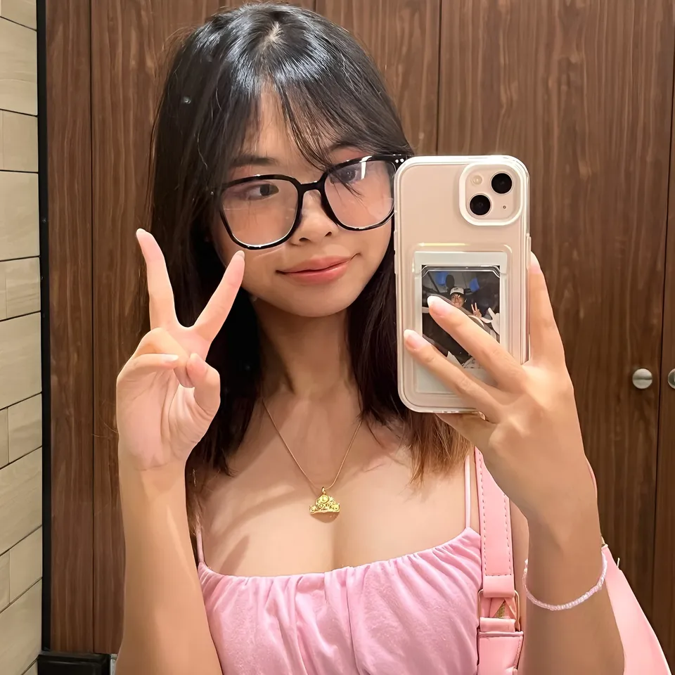 Beri Sinclair taking mirror selfie with phone and glasses