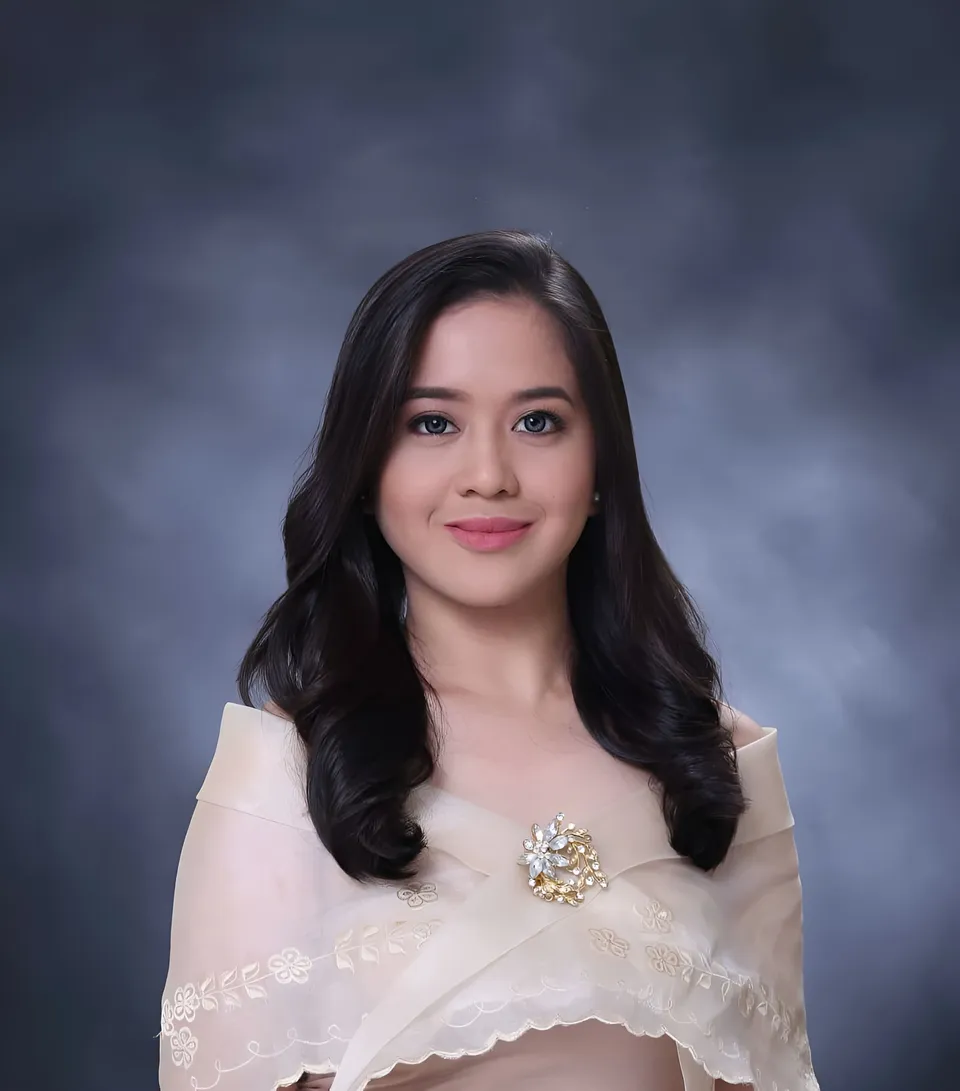 Diedre Anne wearing beige embroidered shawl with decorative brooch