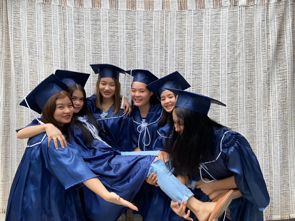 Ellidiethe Rielle — Group of graduates in blue gowns posing together