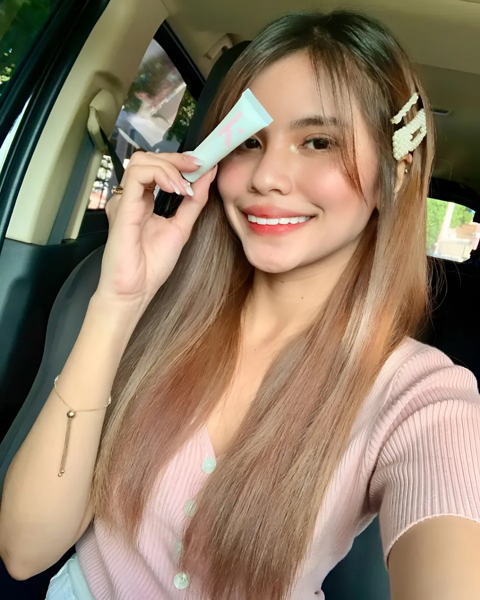 Ica Caparas holding tube while seated in car