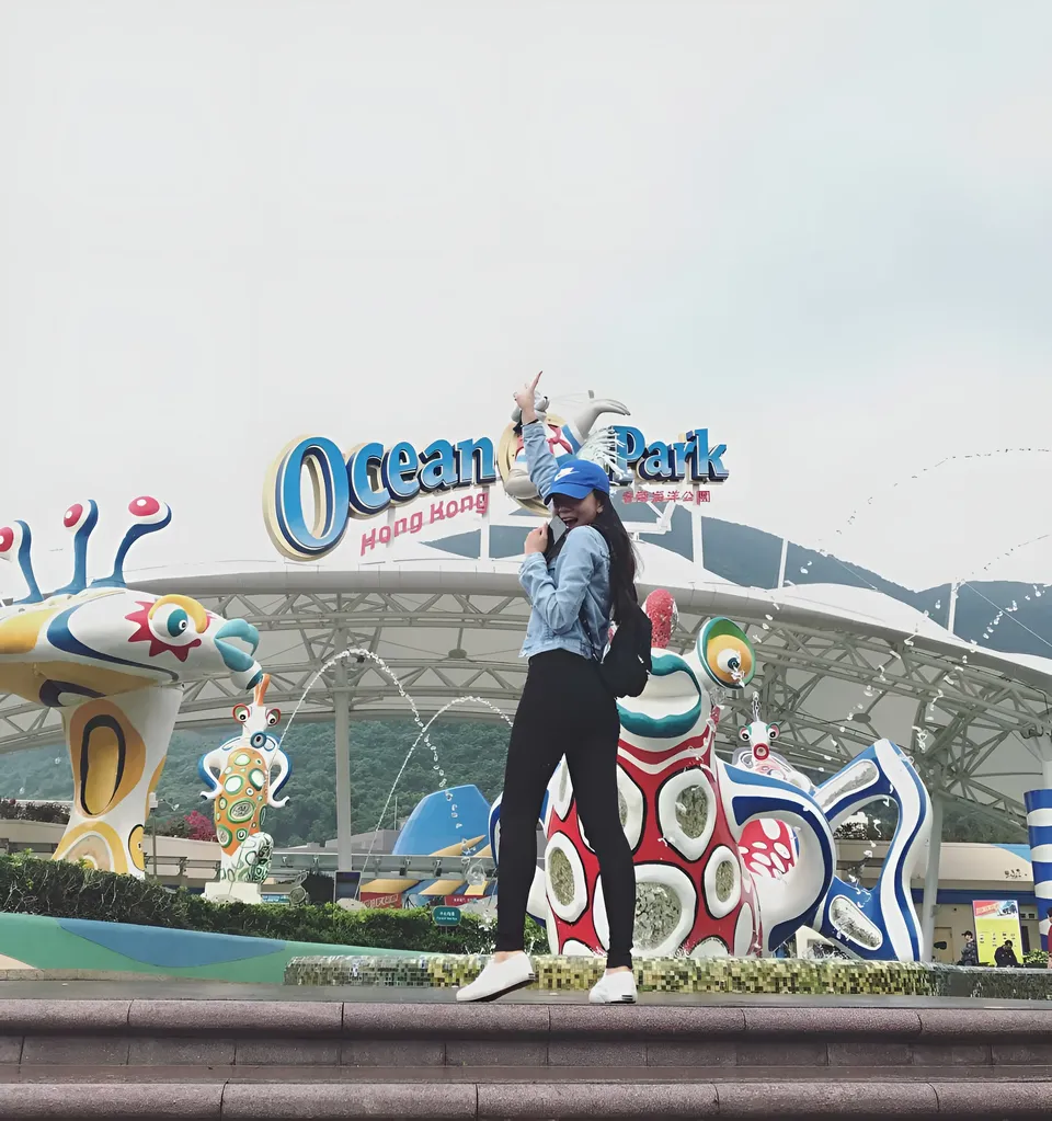 Jainbre Morgan standing in front of Ocean Park Hong Kong sign