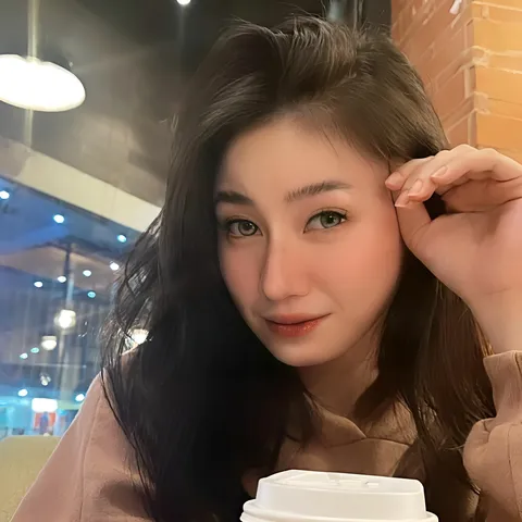 Justine Ponteras holding coffee cup in cafe setting