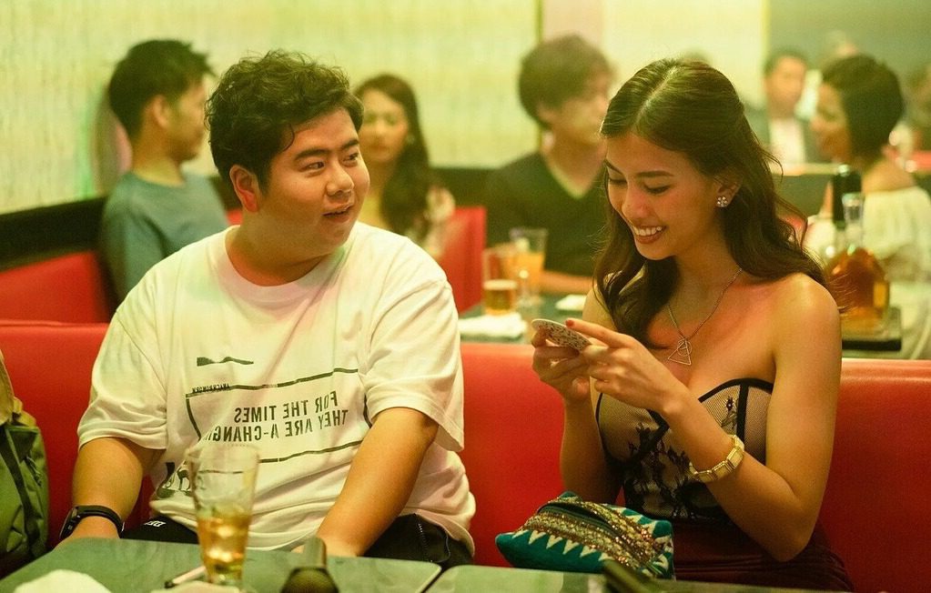 People talking at a table in an entertainment venue