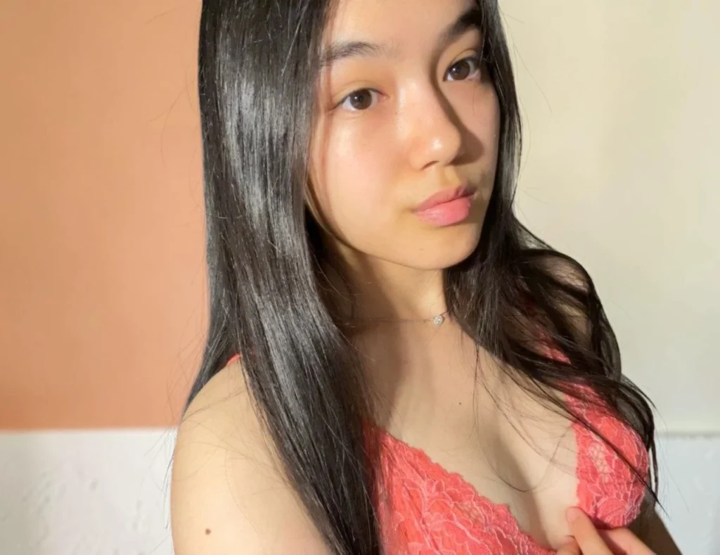 Fansly vs OnlyFans for New Creators — Turn Left Media editorial image